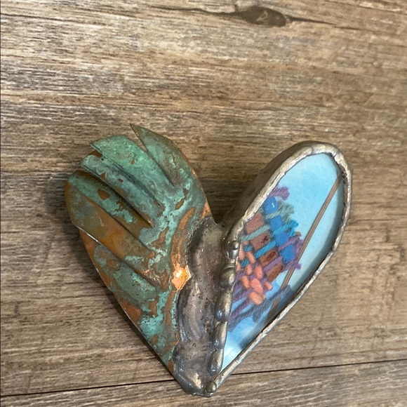 Artistic Heart-Shaped Brooch with Multicolor Design - Picture 4 of 9